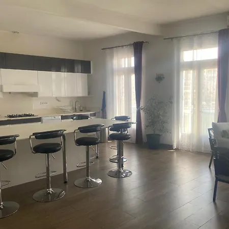 Grand Sur Canal A 2 Pas Du Centre De *